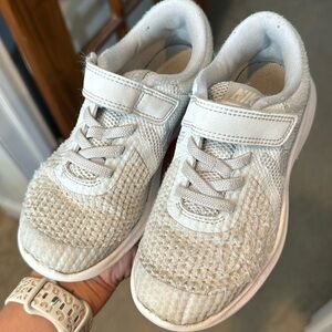 Gray Nike revolution4